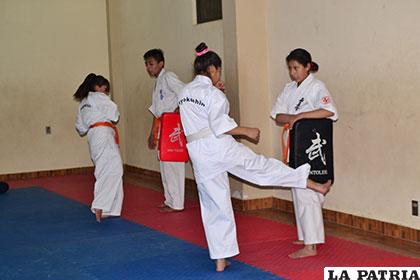 Atletas orureños que competirán en el nacional Open de karate