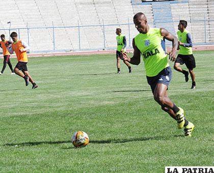 Jefferson Tabares con el balón, es uno de los goleadores de Deportivo Kala