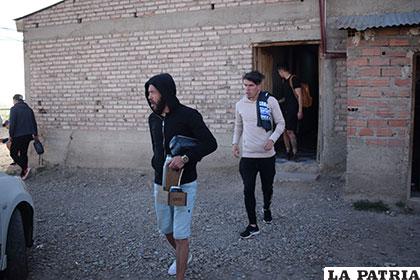 Los jugadores abandonan el camerino luego de la reunión con Ayala