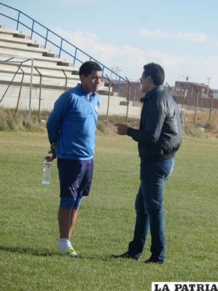 Carlos Saucedo conversa con ?scar Ayala
