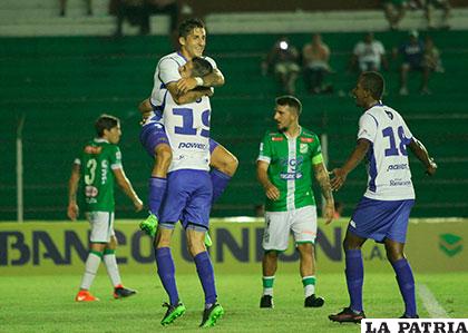 Imanol Iriberri anotó dos goles, celebra con Leandro Ferreira /APG