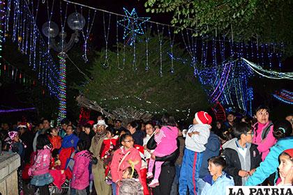 Familias orureñas se reunieron en la plaza principal