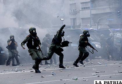Antidisturbios lanzan bombas de gas contra manifestantes frente al Congreso en Buenos Aires /Elpaís.com