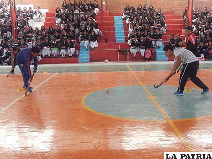 El hockey poco a poco viene ganando adeptos en Oruro