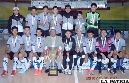 El equipo de Fantasmas Morales Moralitos con el trofeo de primer lugar