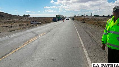La huella de la vagoneta sobre el asfalto revela algunos datos sobre el accidente