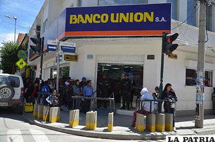Los policías del Batallón de Seguridad Física brindan seguridad en el banco