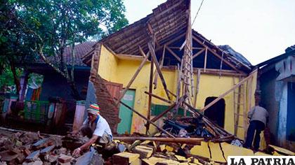 Así han quedado algunas viviendas tras el terremoto en la isla de Java