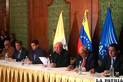 El diálogo entre gobierno y oposición venezolana continúa aunque con algunas observaciones