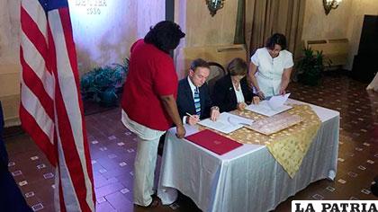Momento de la firma del acuerdo de colaboración entre Cuba y la Universidad de Harvard