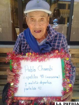 Uno de los ancianitos sosteniendo la pizarra de peticiones