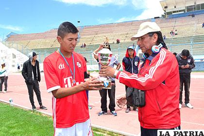 El capitán de Afiz recibe el trofeo de campeón