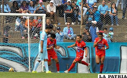 Contra todo pronóstico, Universitario le ganó a Bolívar en su casa