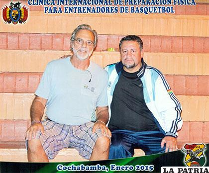 Luis Uriona (derecha) en una clínica deportiva en Cochabamba