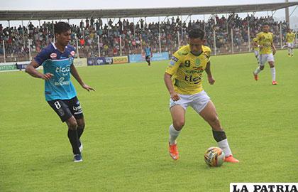 Rodrigo Vargas domina el balón ante la marca de José Vargas