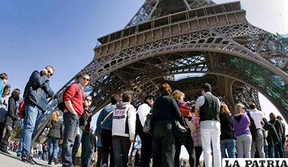 La Torre Eiffel, el monumento más visitado de París, Francia