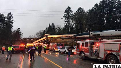 El tren Amtrack 501 se descarriló y cayó sobre la autopista con consecuencias fatales en Estados Unidos