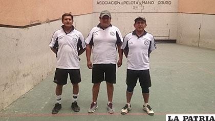 Condarco (centro) y los hermanos Ticona, jugadores de Multiservicios Ves