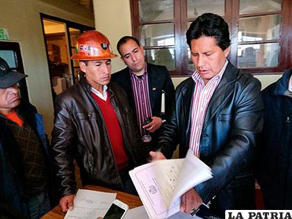 El ex dirigente cívico, Pedro Challapa, entregó a Mollinedo una de las sedes del ente cívico