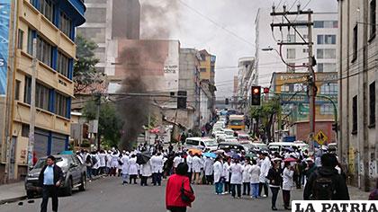 Protesta de los médicos fue reforzada por estudiantes de Medicina