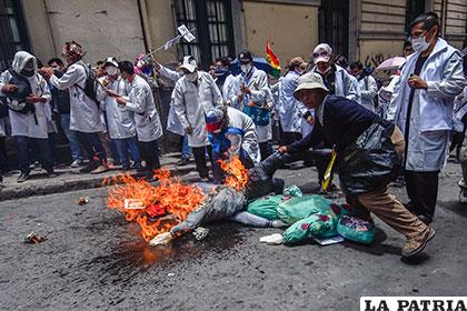 En la manifestación quemaron muñecos que satirizaban a la ministra de salud /APG