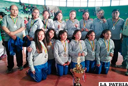 La selección orureña en Mini niñas con el trofeo de subcampeón