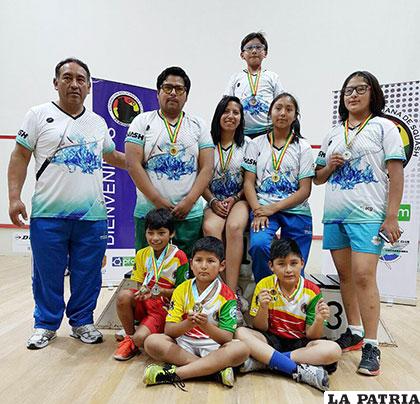 La delegación orureña de squash que participó en el torneo