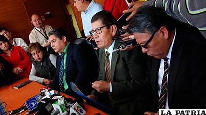 Autoridades que emitieron el fallo a favor de Morales /MARKA REGISTRADA