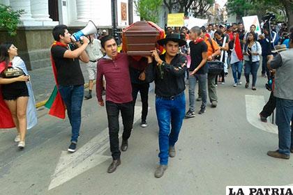 En Tarija, jóvenes marcharon con un ataúd en representación de la
muerte de la democracia /EL PAÍS DE TARIJA