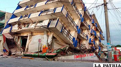 Uno de los varios edificios que colapsó por el terremoto /villeweb.com
