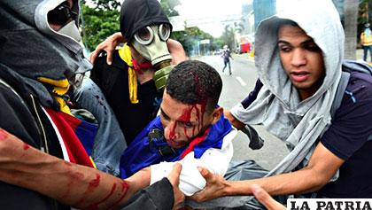 Manifestantes tratan de ayudar a los heridos que cayeron en las protestas /cnnespanol.cnn.com