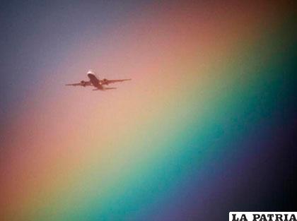 Un avión atraviesa un arcoíris y es perfectamente captado en su viaje. Julio 23. Reuters/Kevin Coombs