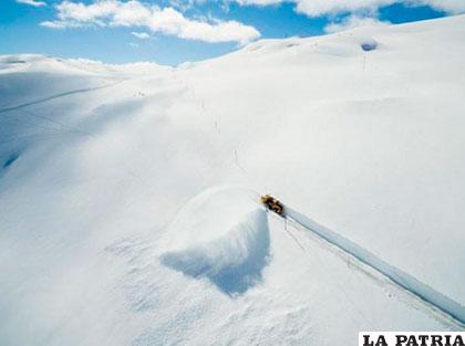 Una máquina recogedora abre paso entre el mar de nieve. Es Noruega. Abril 18. NTB Scanpix/Tore Meek vía Reuters
