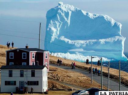Habitantes de Canadá observan emerger al primer iceberg del año. Abril 16. Jody Martin