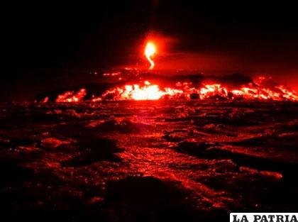 El monte Etna en Sicilia, Italia, captado en un nuevo y espectacular estallido. Febrero 28. Reuters/Antonio Parrinello
