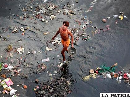 Hombre pasea por el sagrado y sumamente contaminado río Yamuna en la India. Octubre 31. Reuters/Cathal McNaughton