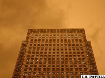 El cielo se pintó de este color en Londres, Inglaterra. Octubre 16. Reuters/Tom Jacobs