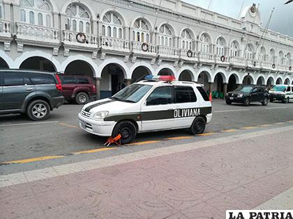 El vehículo policial con la grapa en la llanta delantera