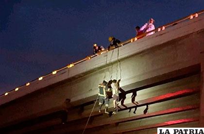 Rescatistas bajan los cuerpos de dos hombres del puente de una autopista en La Paz, Baja California Sur, México /Noticias La Paz vía Reuters
