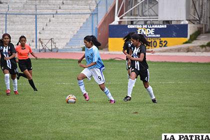 Wendy López, de Oruro, avanza con balón dominado