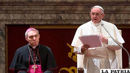 Francisco dio su tradicional mensaje navideño en la Curia en el salón Clementine del Vaticano /telemadrid.es