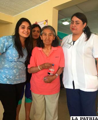Doña Alicia con personal de salud en un hospital de Chile