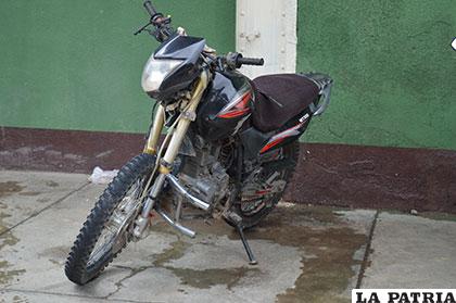 La motocicleta de quienes salieron heridos en el accidente