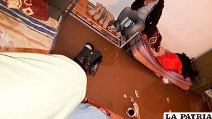 Un dormitorio policial inundado