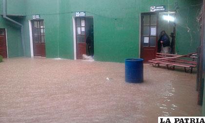 Un lago se formó en el patio de la entidad policial