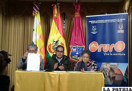 Marcelo Lara (centro) entrega la personería jurídica al presidente de la Sociedad de Historia y Geografía, Javier Cárdenas (izq).