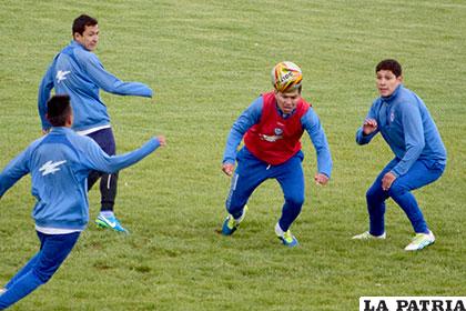 Saucedo y Parrado en la acción, hoy se conocerá al nuevo estratega del equipo 