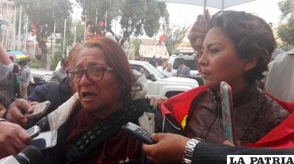 Olga Flores protesta porque la sacaron de la Asamblea /ANF