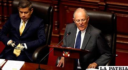 Kuczynski durante la sesión de más de 13 horas
