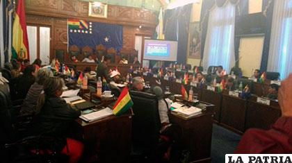 La sesión del Senado donde Uriona junto a su director Jurídico dio respuesta a la petición de informe oral
